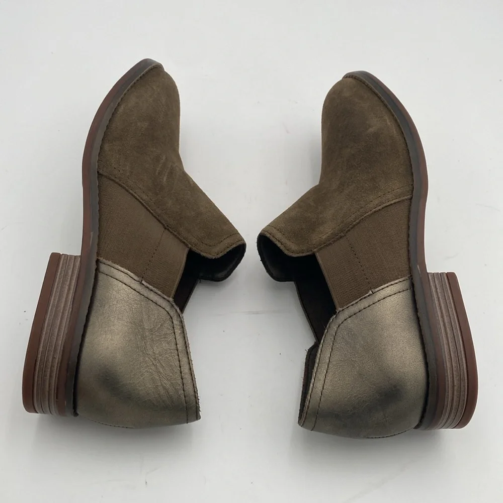 Clarks ankle booties women 9 olive green Suede Loafers slip on casual office Y2K